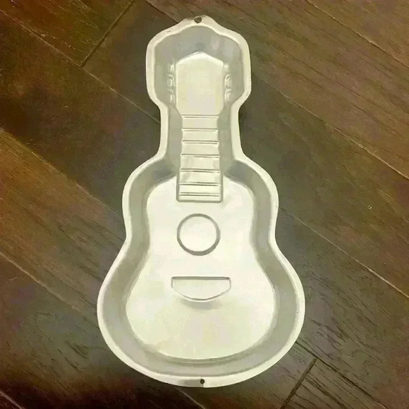 COPY - Wilton Cake pan, guitar. - Picture 3 of 5